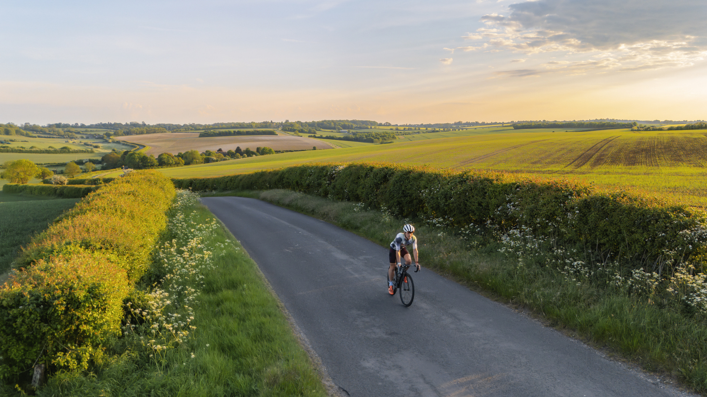 fietsers mogen op rustige wegen volgens de Britse Highway Code pontificaal midden op de rijbaan fietsen om hun zichtbaarheid te vergroten.