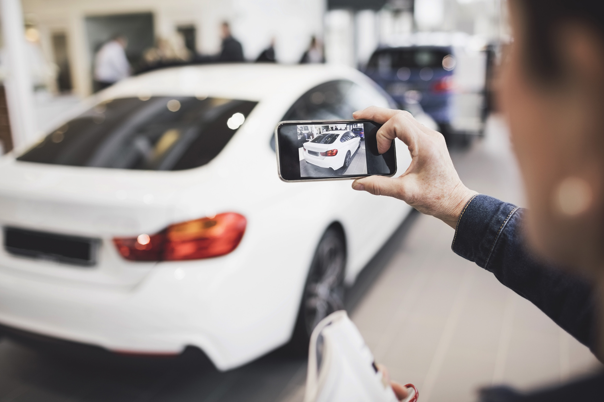 Huurauto-tips: maak een filmpje van de auto en de tankstand