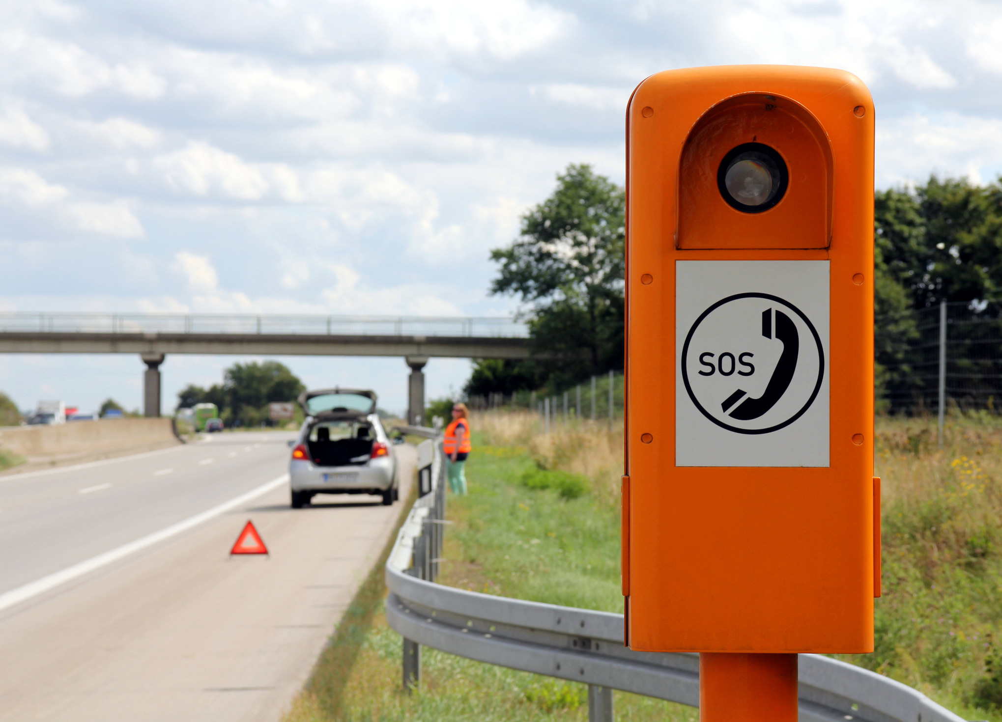Stilvallen langs de weg is al irritant genoeg, maar in Duitsland is het ook nog eens een misdrijf. Het is namelijk ten strengste verboden om zonder geldige noodsituatie te stoppen op de beroemde Autobahn.