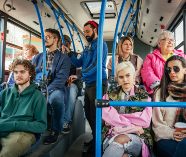 Man probeert portemonnee te zakkenrollen in een bus