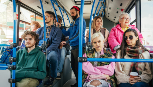Man probeert portemonnee te zakkenrollen in een bus