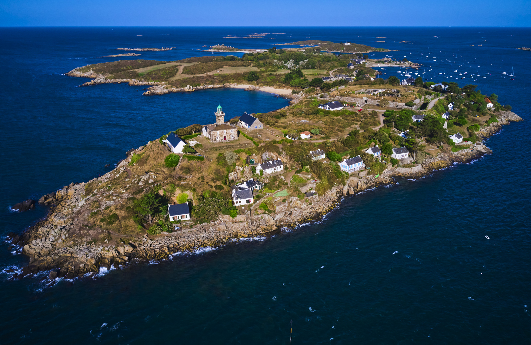 Iets ten zuiden van Jersey, Guernsey en de andere Kanaaleilanden liggen de Franse Chausey-eilanden. Er wordt beweerd dat de archipel bij laag water uit 365 eilanden bestaat en bij vloed uit 52.