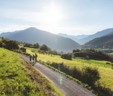 Genusswandern-mit-Panorama-in-der-Ferienregion-TirolWest_Ferienregion-TirolWest_Roman-Huber