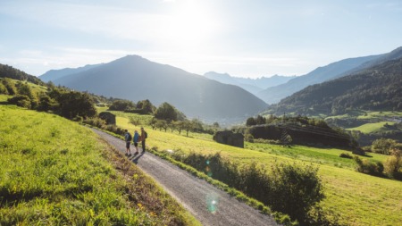 Genusswandern-mit-Panorama-in-der-Ferienregion-TirolWest_Ferienregion-TirolWest_Roman-Huber