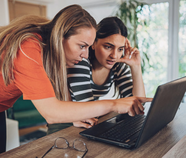 Twee jonge vrouwen die te maken krijgen met online fraude en proberen dit op te lossen