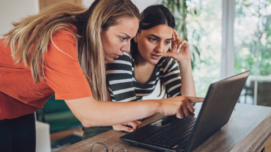 Twee jonge vrouwen die te maken krijgen met online fraude en proberen dit op te lossen