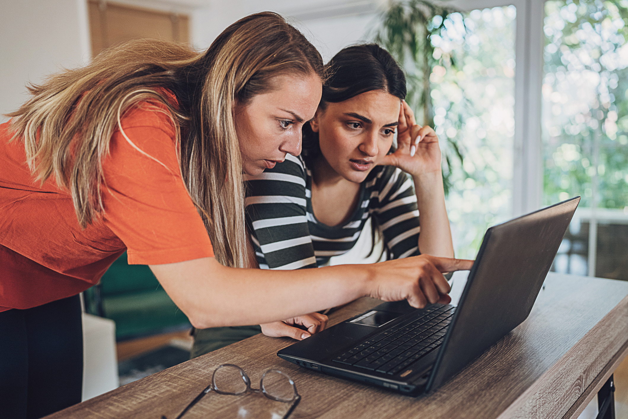 Hoewel jongeren zijn opgegroeid in het digitale tijdperk en veelal denken dat ouderen het meest kwetsbaar zijn online, blijkt uit onderzoek dat millennials en Gen Z-ers juist het vaakst slachtoffer worden van fraude. Bijna de helft van de millennials (24-38 jaar) geeft toe bereid te zijn risico's te nemen bij het boeken van een vakantie als dit hen geld bespaart. 