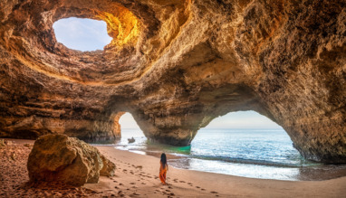 Vrouw in de zeegrot van Benagil, Algarve, Portugal