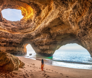 Vrouw in de zeegrot van Benagil, Algarve, Portugal