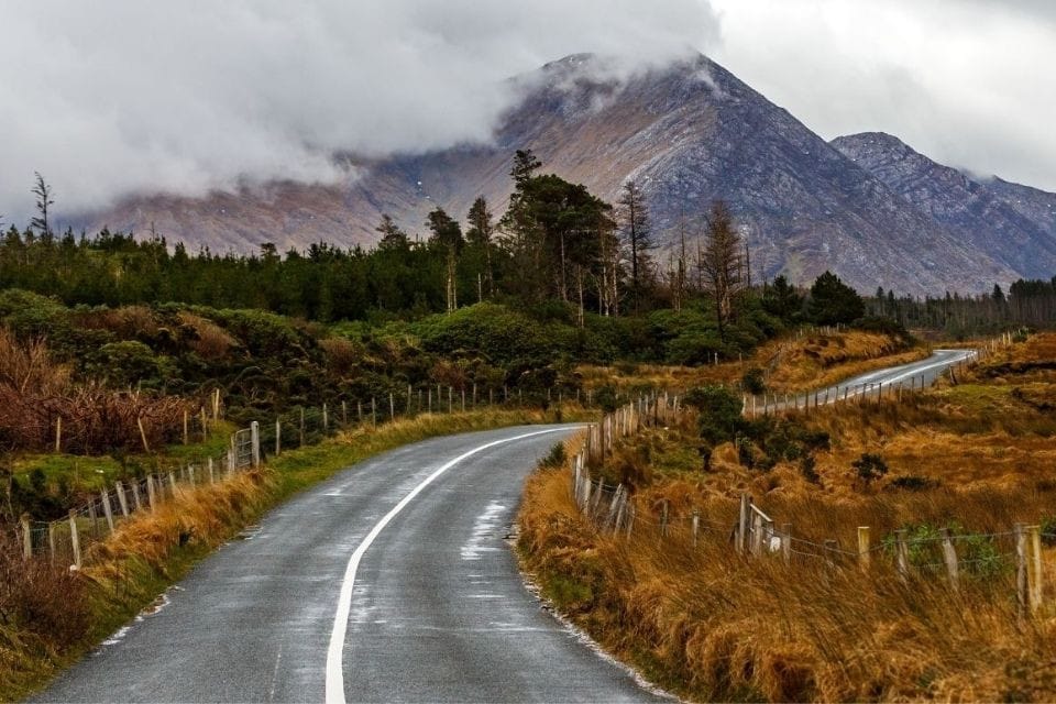 De Wild Atlantic Way brengt je langs het Connemara Nationaal Park.