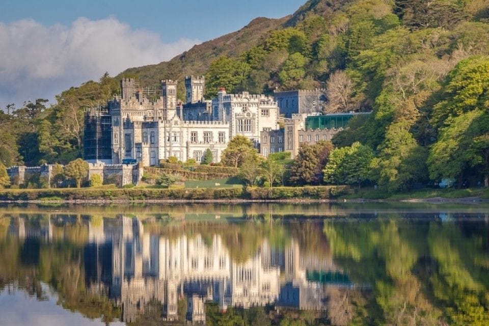 Kylemore Abbey midden in het park.