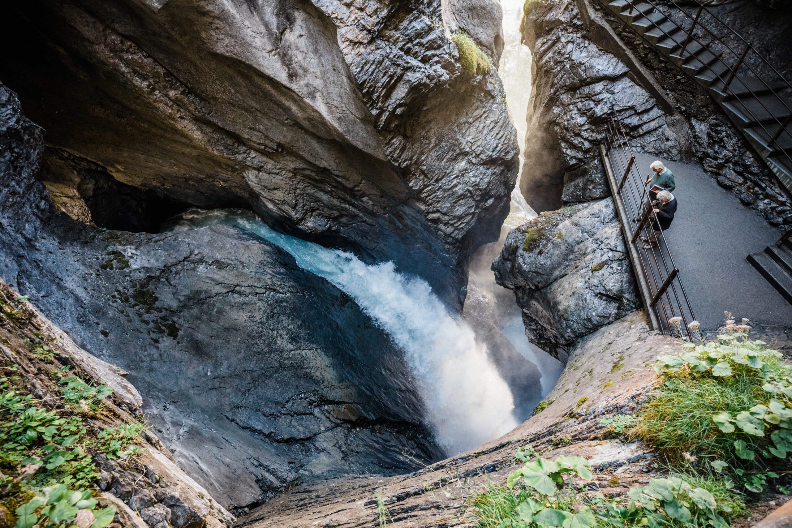 De gletsjerwatervallen van Trümmelbach denderen in de berg. © Zwitserland Toerisme