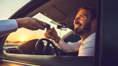Hier moet je op letten bij het huren van een auto in het buitenland