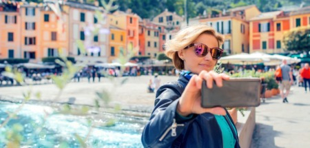 Vrouw maakt selfie in Portofino, Italië