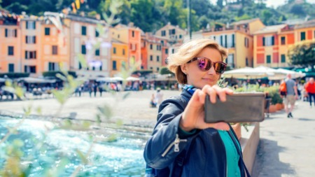 Vrouw maakt selfie in Portofino, Italië