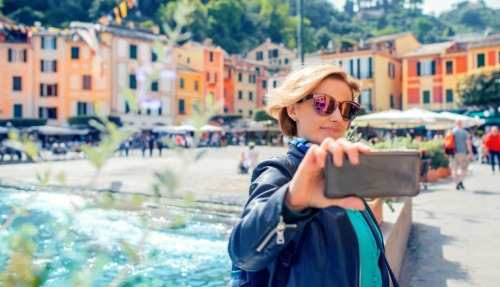 Vrouw maakt selfie in Portofino, Italië