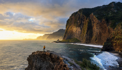 Man kijkt tijdens zonsopkomst uit over Miradouro Do Guindaste, Madeira, Portugal