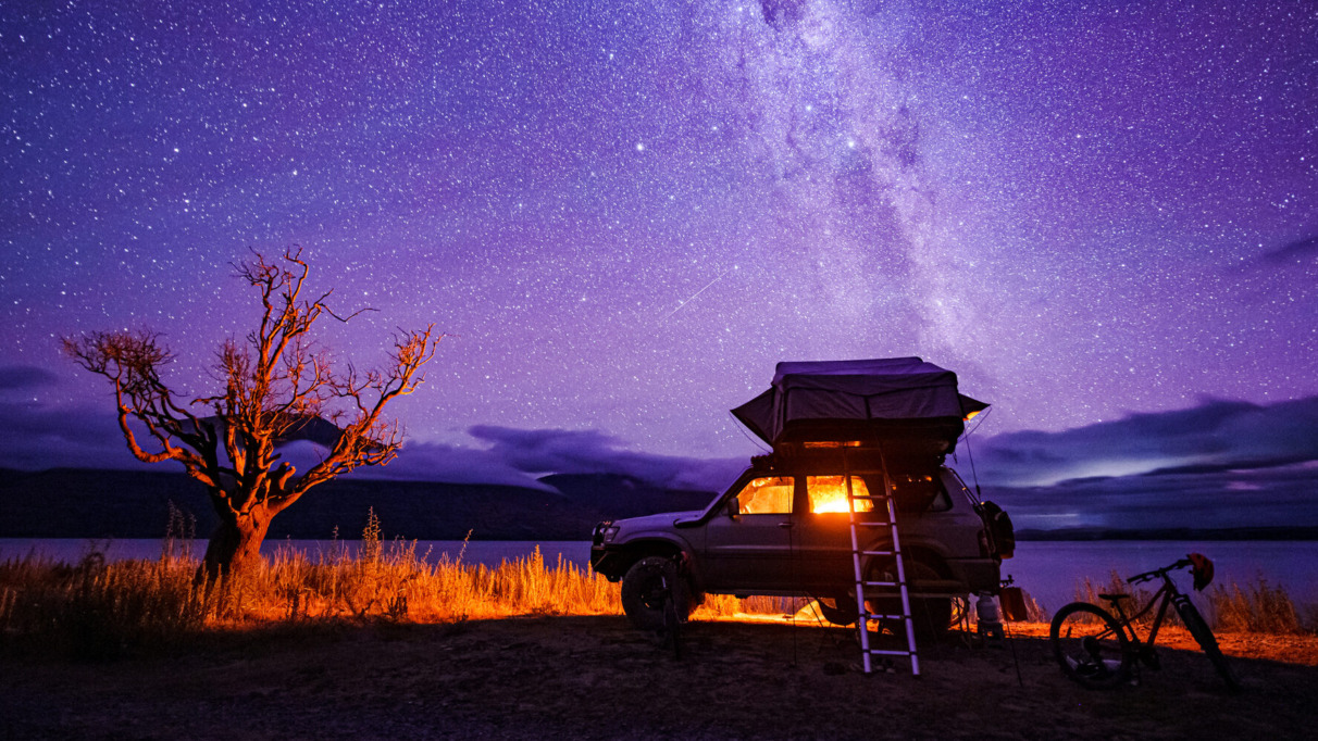 Camper met daktent onder een sterrenhemel in de zuidelijke alpen van Nieuw-Zeeland bij Lake Ohau