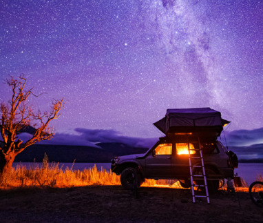 Camper met daktent onder een sterrenhemel in de zuidelijke alpen van Nieuw-Zeeland bij Lake Ohau
