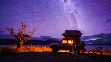 Camper met daktent onder een sterrenhemel in de zuidelijke alpen van Nieuw-Zeeland bij Lake Ohau