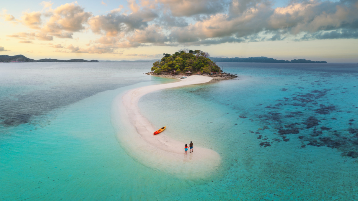 Tropisch eiland met zandbank en turquoise water, luchtfoto bij zonsopgang