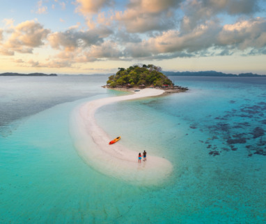 Tropisch eiland met zandbank en turquoise water, luchtfoto bij zonsopgang
