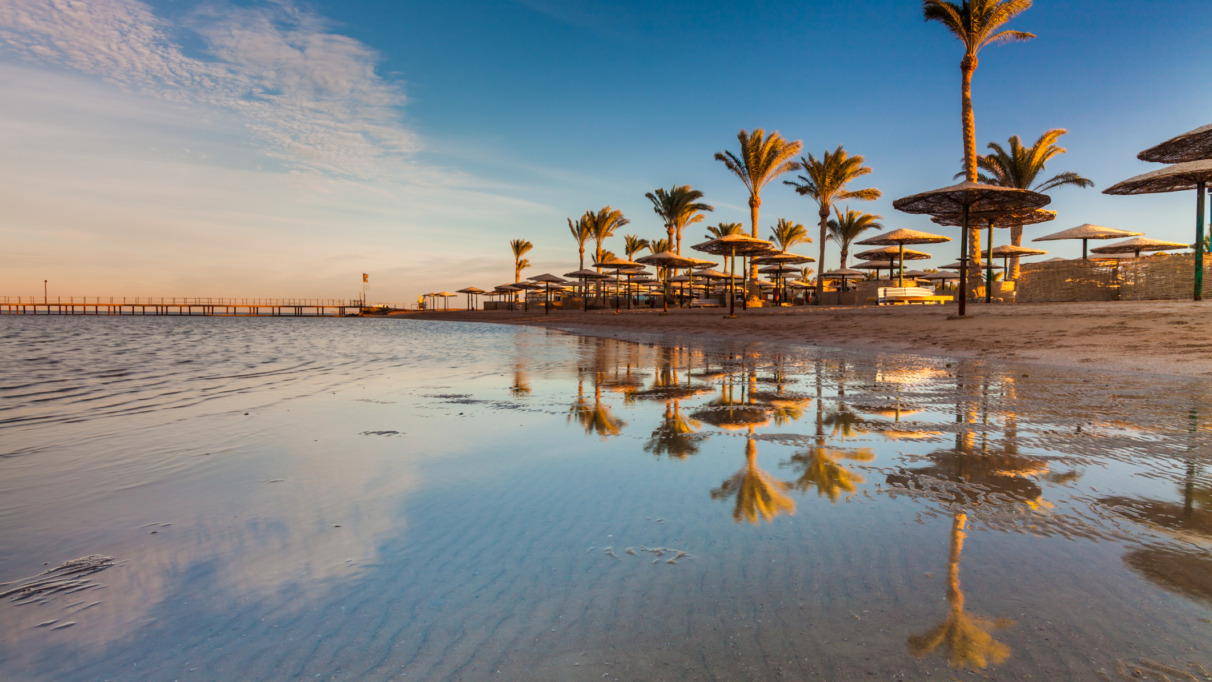 zonsondergang op het zandstrand van Sharm el Sheikh in Egypte
