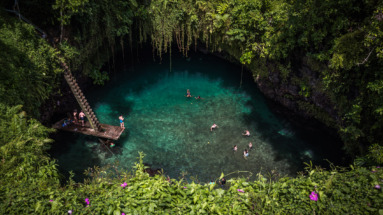 To Sua Ocean Trench, een natuurlijk zwemgat omringd door weelderige groene begroeiing op Samoa
