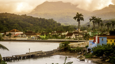 Kleurrijke koloniale gebouwen aan de kust van São Tomé en Príncipe van Santo Antonio, omringd door tropisch groen en bergen. Kleinste hoofdstad ter wereld en de enige stad van Sao Tomé en Principe.
