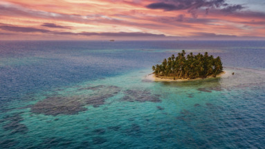 Kleurrijke zonsondergang boven een afgelegen tropisch eiland in Panama.