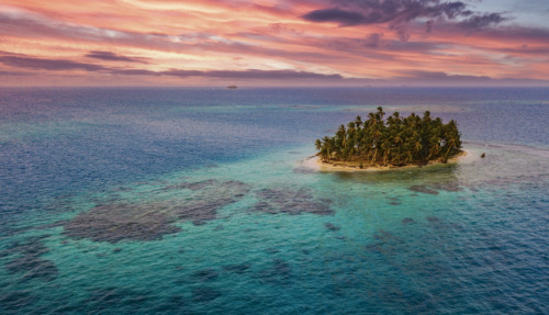 Kleurrijke zonsondergang boven een afgelegen tropisch eiland in Panama.