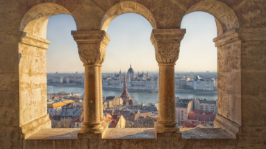 Uitzicht op het Hongaarse parlementsgebouw in Boedapest, gezien vanuit het Vissersbastion over de Donau