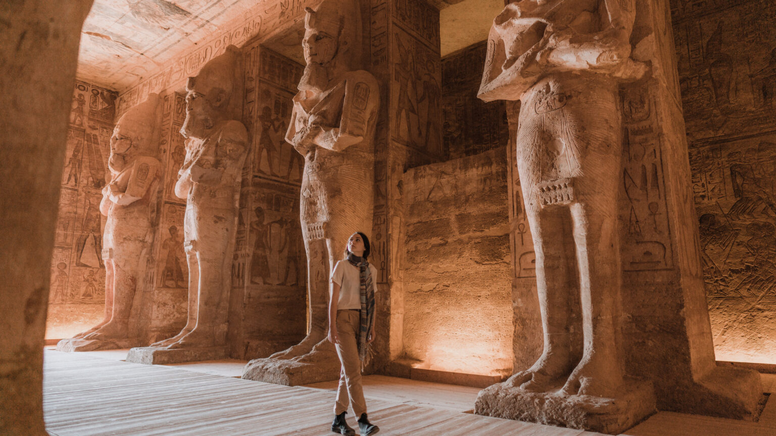 Een reiziger verkent de indrukwekkende beelden in de tempel van Abu Simbel, een van de best bewaarde archeologische schatten van Egypte.