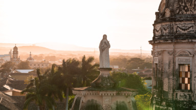 Zonsondergang over de La Merced-kerk in koloniale stad Granada in Nicaragua.