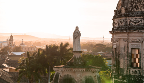 Zonsondergang over de La Merced-kerk in koloniale stad Granada in Nicaragua.