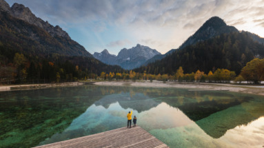 Het schilderachtige meer Jasna in Slovenië met een adembenemend uitzicht op de Julische Alpen, een must-visit bestemming voor natuurliefhebbers.