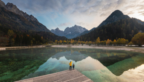 Het schilderachtige meer Jasna in Slovenië met een adembenemend uitzicht op de Julische Alpen, een must-visit bestemming voor natuurliefhebbers.