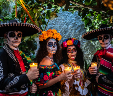 Groep vrienden viert Dia de Muertos in Mexico
