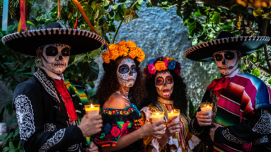Groep vrienden viert Dia de Muertos in Mexico