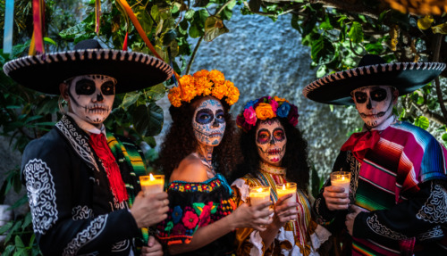 Groep vrienden viert Dia de Muertos in Mexico