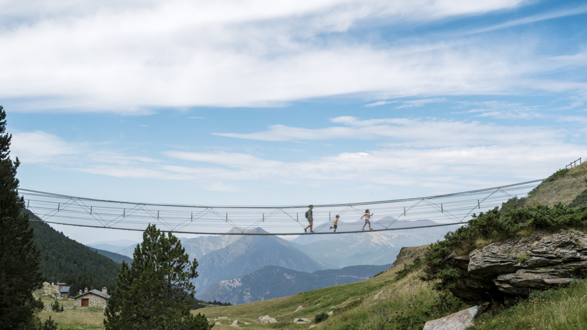 Uitzicht op een berglandschap in Andorra met groene valleien en bergtoppen, perfect voor outdoorliefhebbers