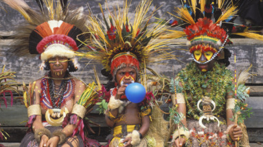 Inheemse bewoners van Papoea-Nieuw-Guinea in traditionele kleding en gezichtsverf tijdens het culturele Garoka-festival