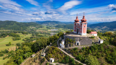Prachtig uitzicht op de barokke basiliek Banská Štiavnica in Slowakije, omringd door groene heuvels en pittoreske landschappen.