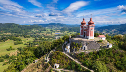 Prachtig uitzicht op de barokke basiliek Banská Štiavnica in Slowakije, omringd door groene heuvels en pittoreske landschappen.
