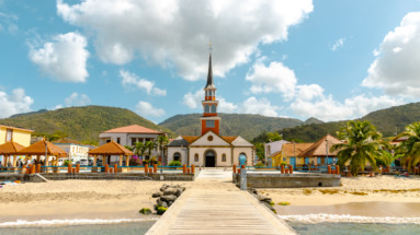 Het pittoreske stadje Saint-Pierre met de iconische kerk Église du Mouillage op Martinique.