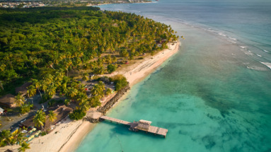 Luchtfoto van Pigeon Point, uitkijkend naar Crown Point, in het turquoise water van Trinidad en Tobago.