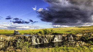 Avontuurlijke offroad-reis naar Chirimata Waterfalls in Gran Sabana in Venezuela met watervallen en dramatische wolkenluchten