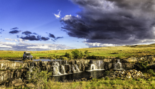 Avontuurlijke offroad-reis naar Chirimata Waterfalls in Gran Sabana in Venezuela met watervallen en dramatische wolkenluchten