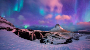 Noorderlicht boven Kirkjufell en Kirkjufellsfoss in IJsland, een winterse droom met watervallen en besneeuwde bergen
