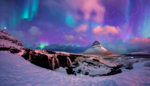 Noorderlicht boven Kirkjufell en Kirkjufellsfoss in IJsland, een winterse droom met watervallen en besneeuwde bergen